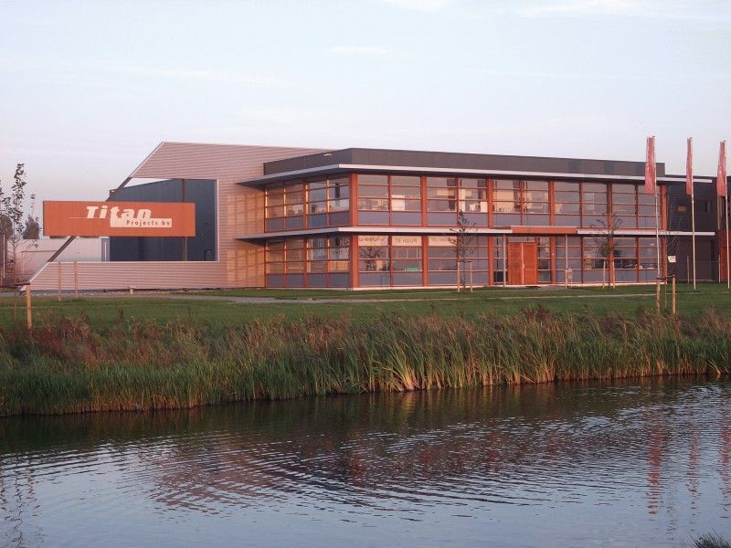Bedrijfshal met kantoor, gerealiseerd door A. Fekken B.V.