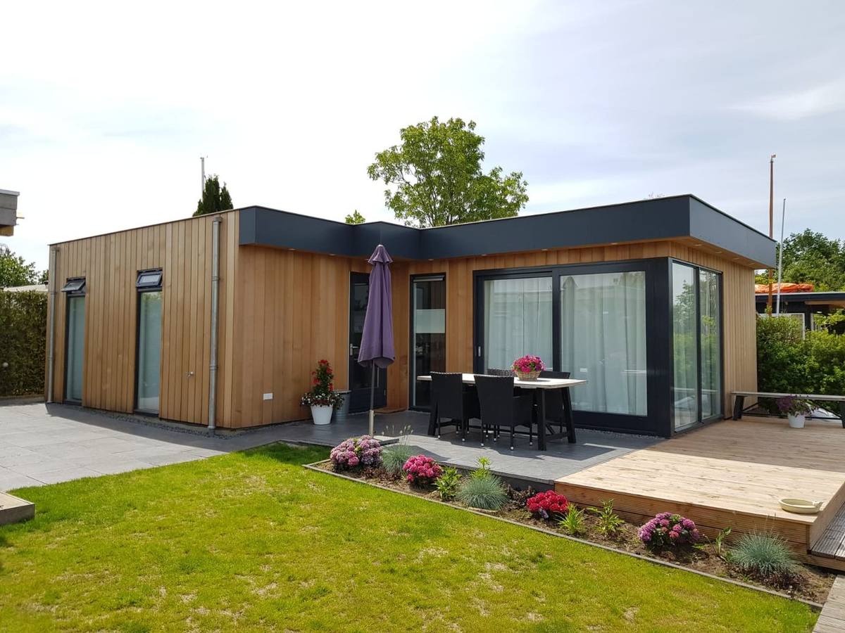 Houten recreatiewoning in Boornzwaag door A. Fekken B.V.