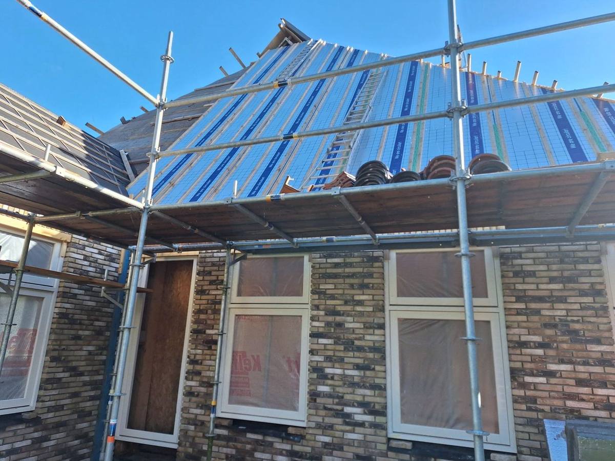 Verbouwde woning met nieuwe aanbouw door A. Fekken B.V.