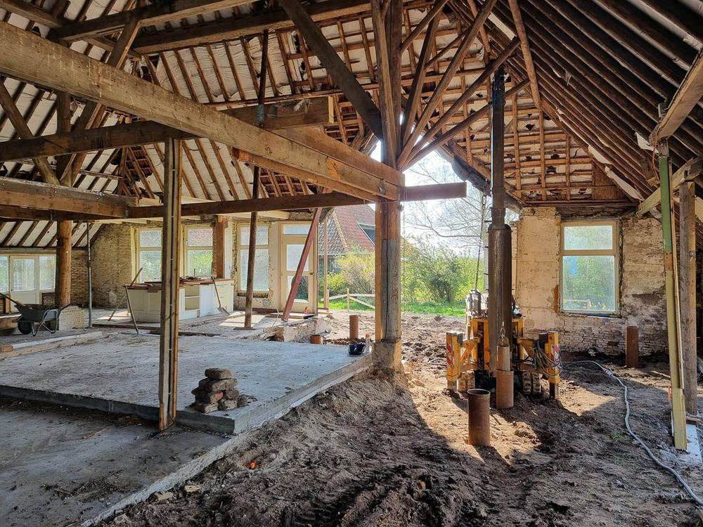Verbouwde karakteristieke boerderij in Smallebrugge door A. Fekken B.V.